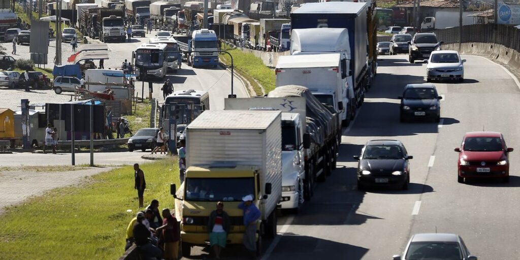 Quinta parcela do auxílio para caminhoneiros e taxistas é paga neste sábado (19)