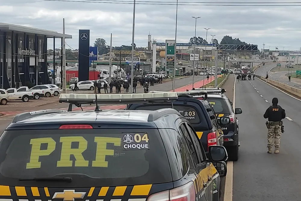 Rodovias federais têm 29 interdições e bloqueios neste sábado (19), informa PRF