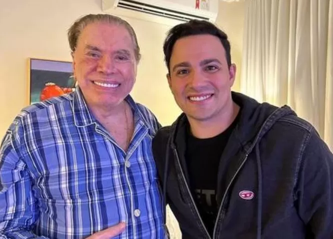 De pijama, Silvio Santos conhece namorado de filha bolsonarista