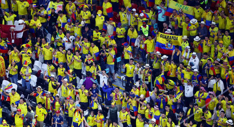 Torcida do Equador viraliza nas redes ao pedir cerveja durante abertura da Copa