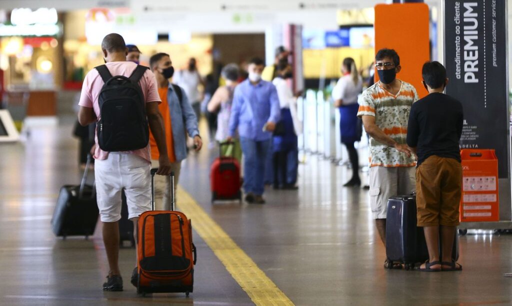 Uso obrigatório de máscaras em aeroportos e aviões começa nesta sexta-feira (25)