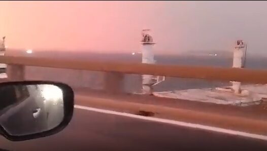Vídeo: Navio à deriva bate na Ponte Rio-Niterói