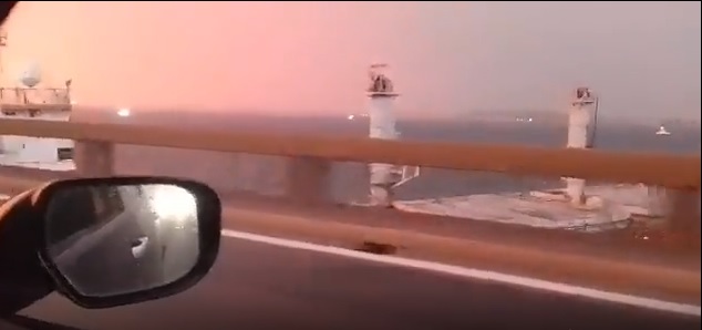 Vídeo: Navio à deriva bate na Ponte Rio-Niterói