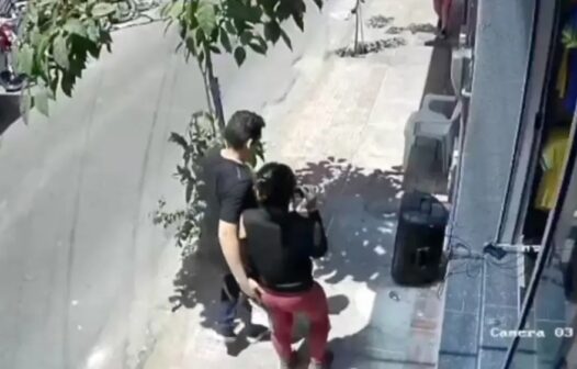 Vídeo registra momento em que homem passa a mão nas nádegas de locutora em Sobral