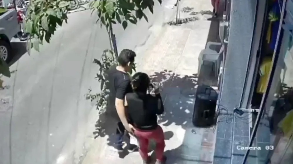 Vídeo registra momento em que homem passa a mão nas nádegas de locutora em Sobral