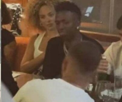 Vinícius Jr. aproveita folga com affair em restaurante no Catar