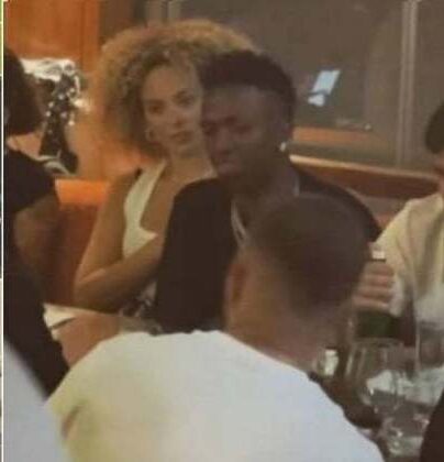 Vinícius Jr. aproveita folga com affair em restaurante no Catar