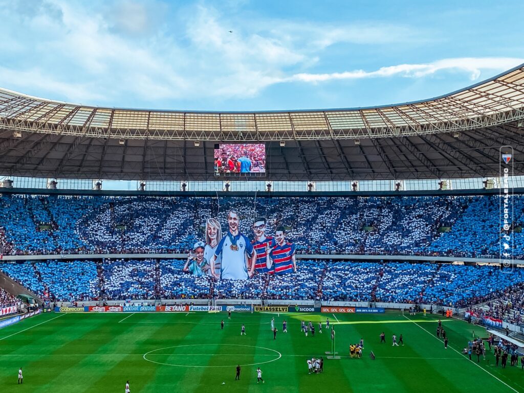 Torcida do Fortaleza exibe mosaico em homenagem a Vojvoda