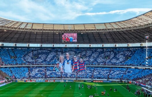 Torcida do Fortaleza exibe mosaico em homenagem a Vojvoda