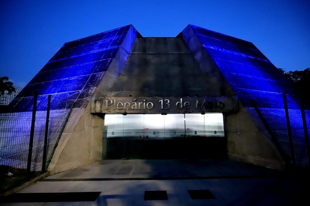 Alece ilumina o plenário em alusão à campanha Novembro Azul