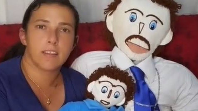 Brasileira que ‘se casou’ com boneco de pano diz que foi traída por ele