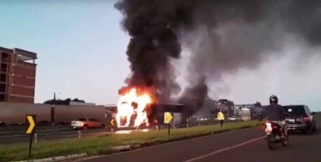 Ônibus com turistas de São Paulo pega fogo em rodovia no Paraná