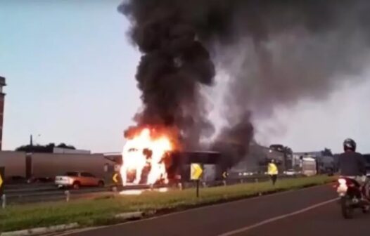 Ônibus com turistas de São Paulo pega fogo em rodovia no Paraná