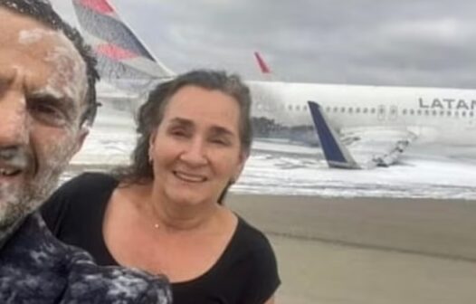 Casal sobrevive a acidente de avião e tira selfie coberto de espuma de combate a incêndios