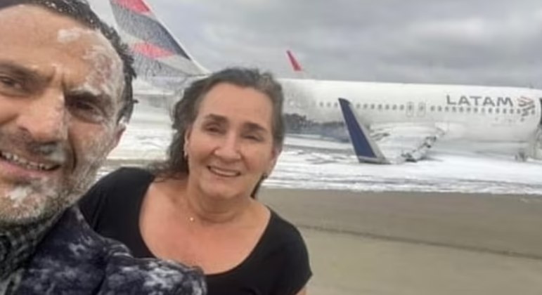 Casal sobrevive a acidente de avião e tira selfie coberto de espuma de combate a incêndios