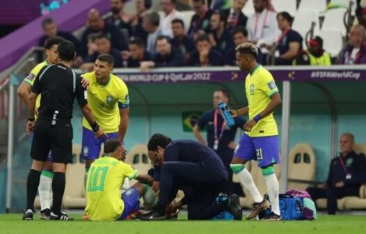 Neymar deixa o jogo com lesão no tornozelo e preocupa para o restante da Copa