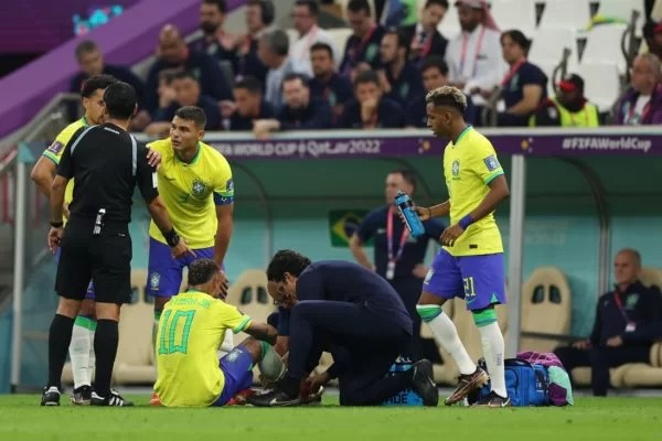 Neymar deixa o jogo com lesão no tornozelo e preocupa para o restante da Copa