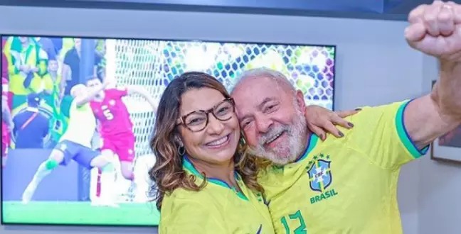 Lula comemora vitória da Seleção Brasileira na estreia da Copa do Mundo