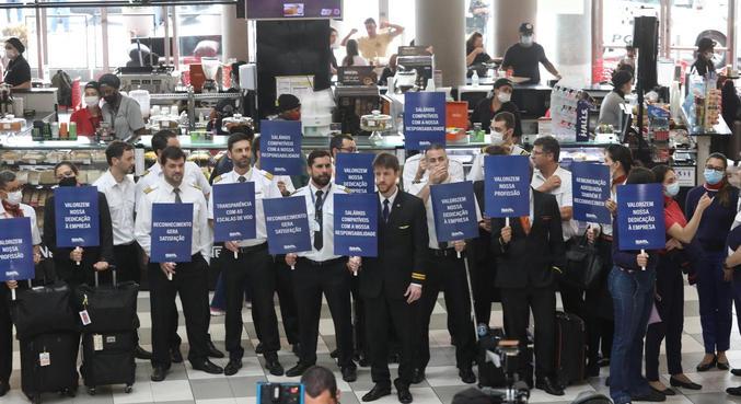 Aeronautas decidem em votação se aceitam proposta para encerrar greve