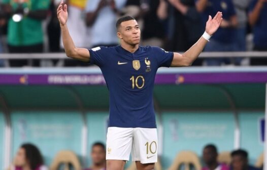 Artilheiros Giroud e Mbappé colocam França nas quartas de final