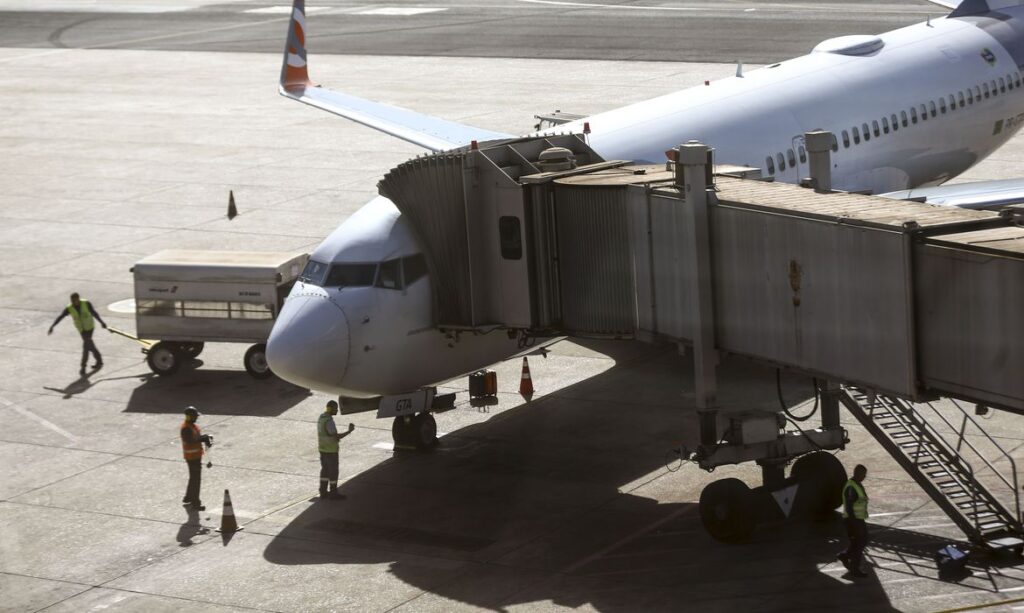 Greve de pilotos e comissários atrasa voos no Aeroporto de Congonhas