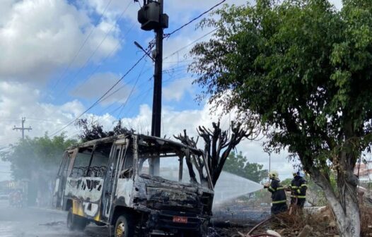 Bombeiros apagam incêndio em ônibus escolar em Amontada