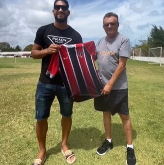 Revelado no Ferroviário, zagueiro Pablo visita a sede do clube, na Barra do Ceará