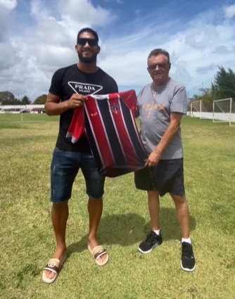 Revelado no Ferroviário, zagueiro Pablo visita a sede do clube, na Barra do Ceará