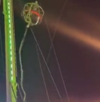 Jovens vivem momento de tensão após cabo de brinquedo romper