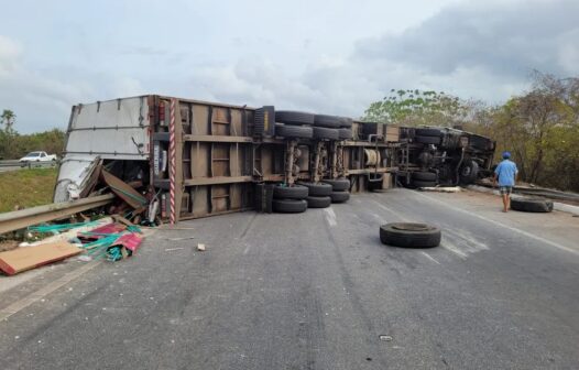 Carreta tomba e bloqueia trecho da BR-116, no Ceará