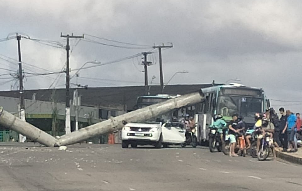 Chaminé cai em cima de veículo em avenida de Fortaleza