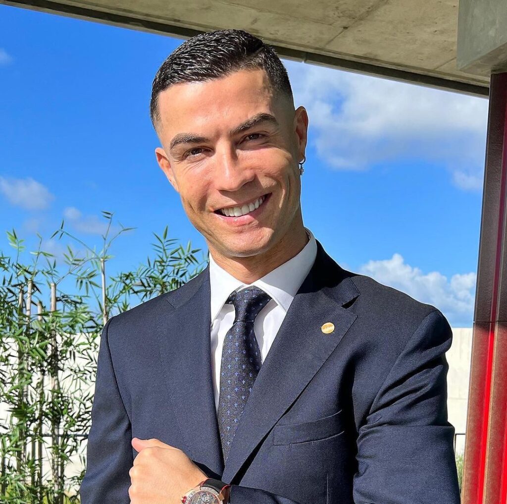 Cristiano Ronaldo fecha com clube árabe e será o jogador mais bem pago do mundo