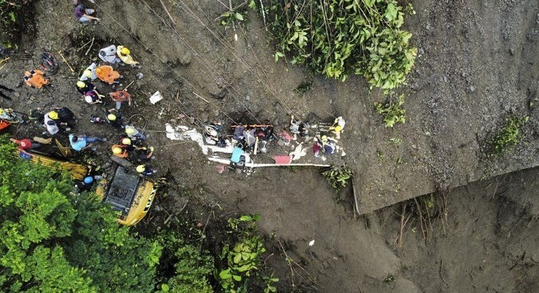 Deslizamento de terra atinge ônibus na Colômbia e deixa ao menos 27 mortos