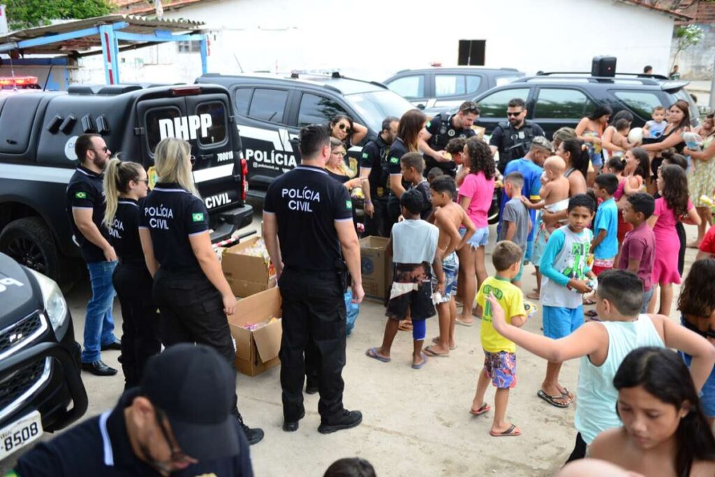 Em clima de Natal, policiais distribuem brinquedos e lanches para crianças em Fortaleza