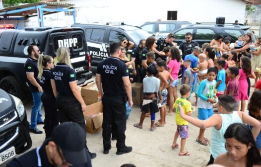 Em clima de Natal, policiais distribuem brinquedos e lanches para crianças em Fortaleza