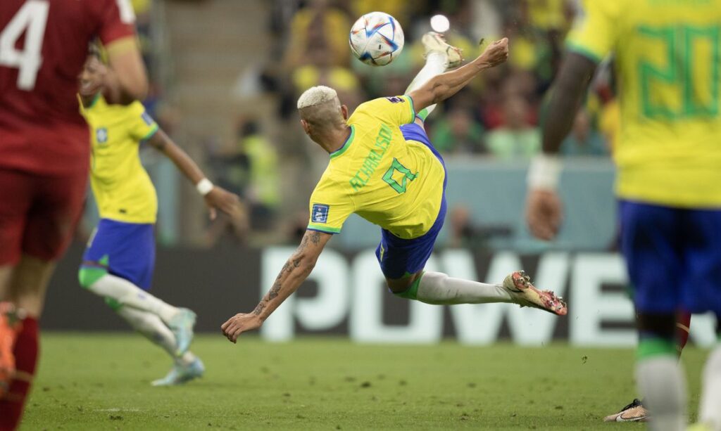 Gol de voleio de Richarlison é eleito o mais bonito da Copa do Catar