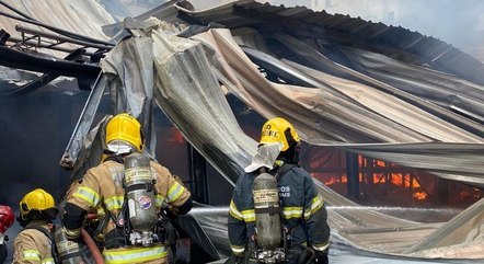 Incêndio destrói galpão de loja em Belo Horizonte