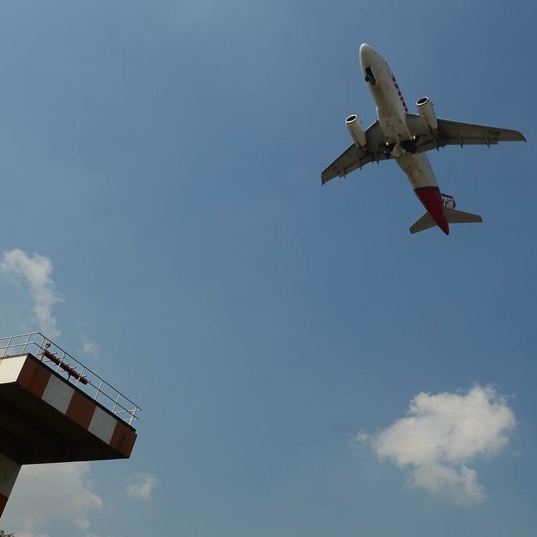 Pilotos e comissários de bordo entram em greve a partir de segunda-feira (19)