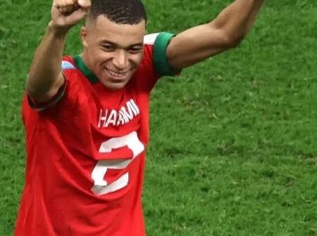 Mbappé celebra vaga na final vestido com a camisa de Marrocos