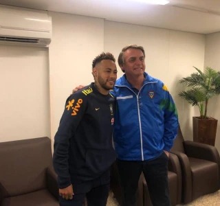 Neymar marca dois gols na Copa, mas não presta homenagem prometida a Bolsonaro