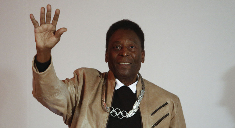 Pelé apresenta piora e requer mais cuidados cardíacos e renais, diz boletim médico