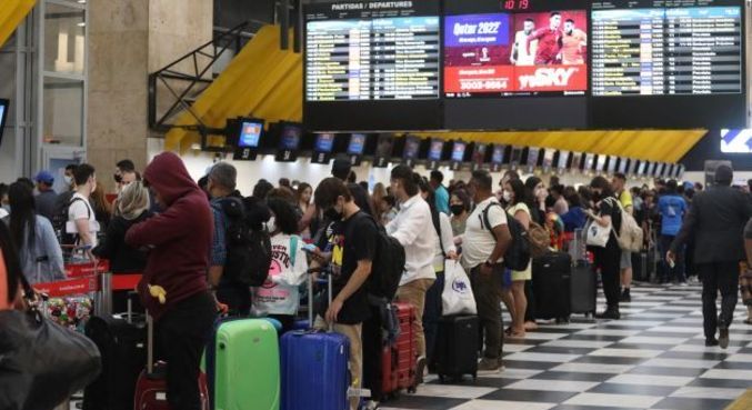 Pilotos e comissários aprovam greve a partir desta segunda-feira (19)