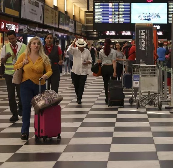 Pilotos e comissários mantêm greve marcada para esta segunda-feira (19)