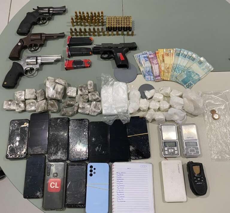 Polícia Civil captura 10 homens com armas, munições e drogas em Caucaia