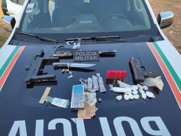 Polícia Militar captura grupo com armas de fogo artesanal e drogas em Paramoti