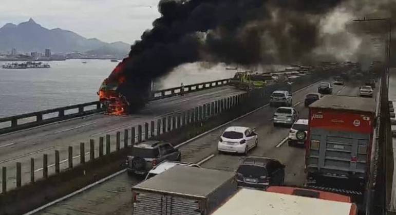 Ponte Rio-Niterói é liberada para o tráfego após uma hora de interdição