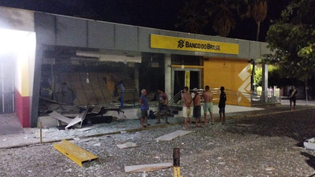 Quadrilha explode agência agência bancária no Ceará, mas não consegue levar dinheiro