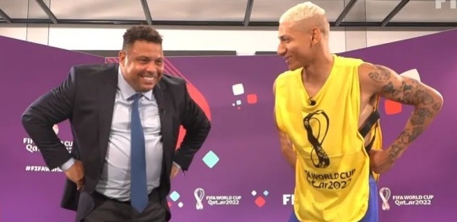 Ronaldo Fenômeno faz “dança do Pombo” com Richarlison