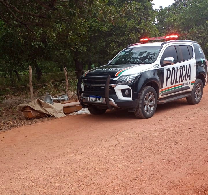 Suspeitos abandonam caixão com corpo após roubarem veículo de funerária no Ceará