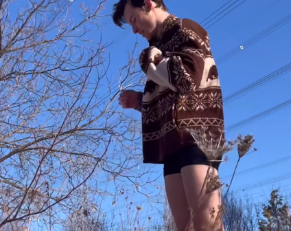 Vídeo: Shawn Mendes tira a roupa e se joga em rio gelado no Canadá